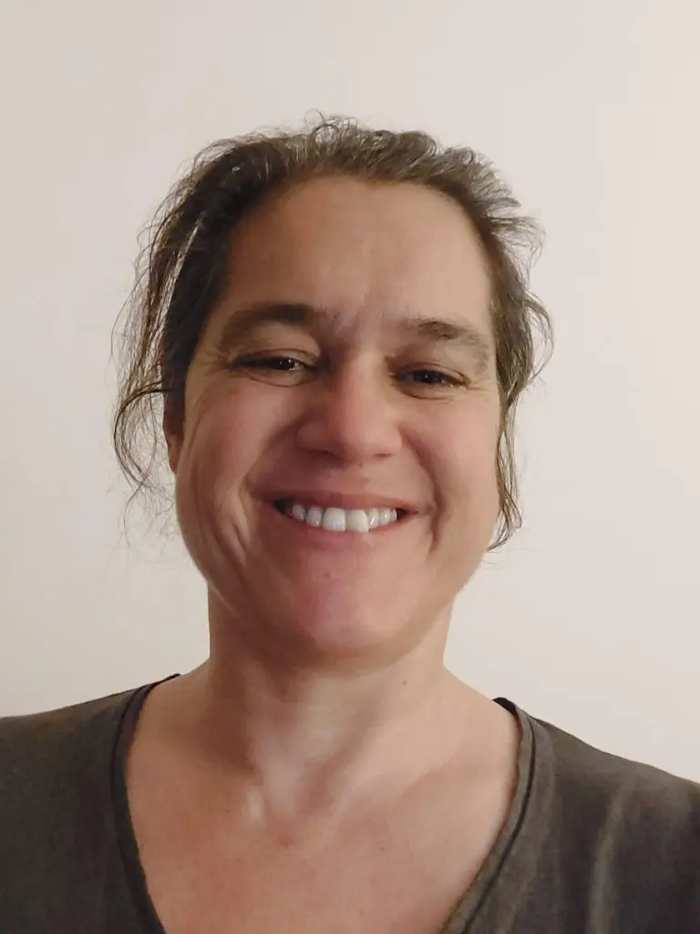 avis paysagiste aix en provence - anne pose de gazon synthetique