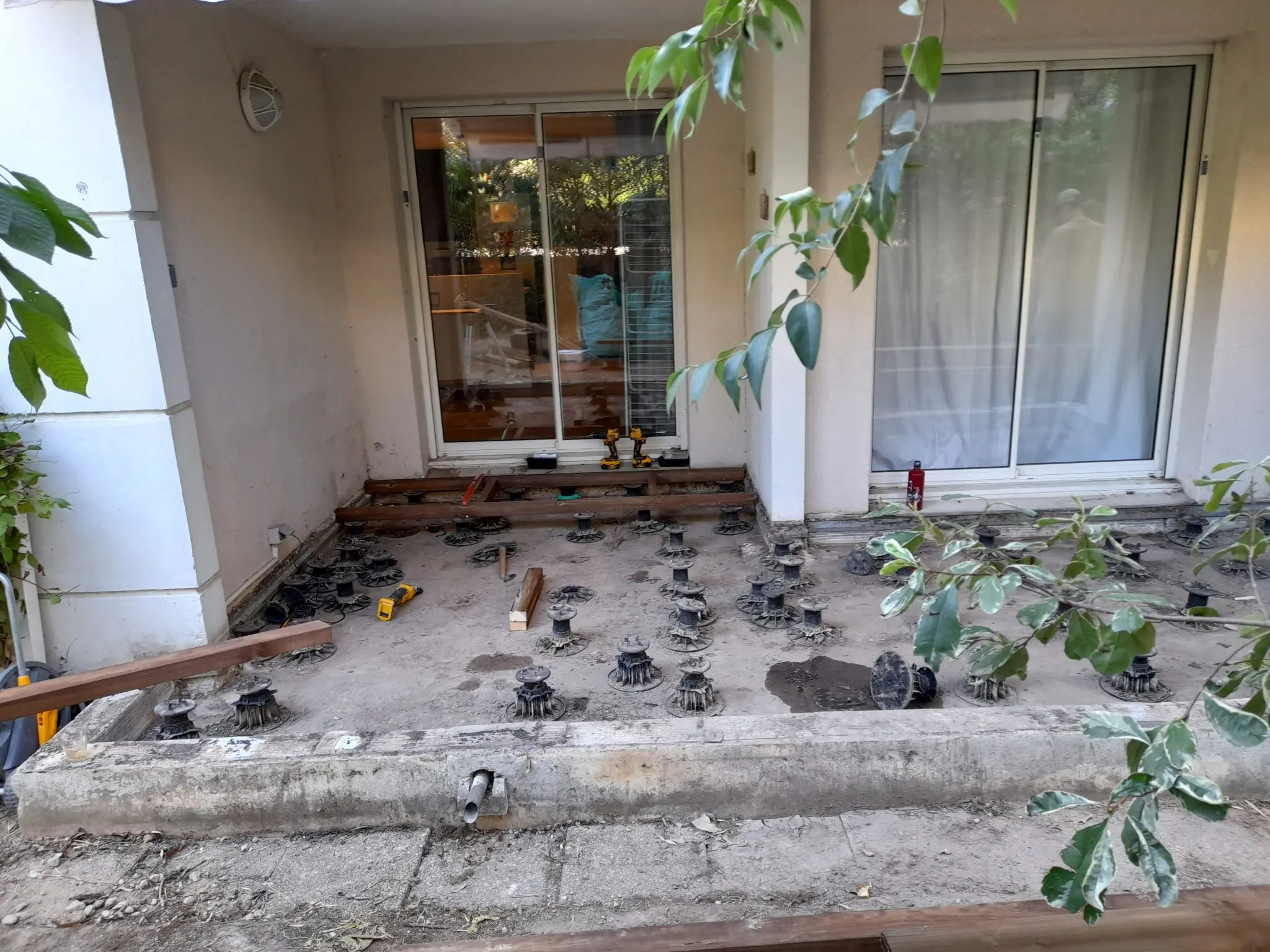 Avant Terrasse béton sur plots
