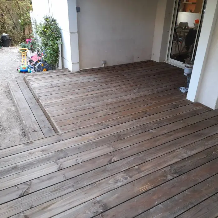 Terrasse en bois Douglas réalisée à Aix-en-Provence par notre paysagiste professionnel