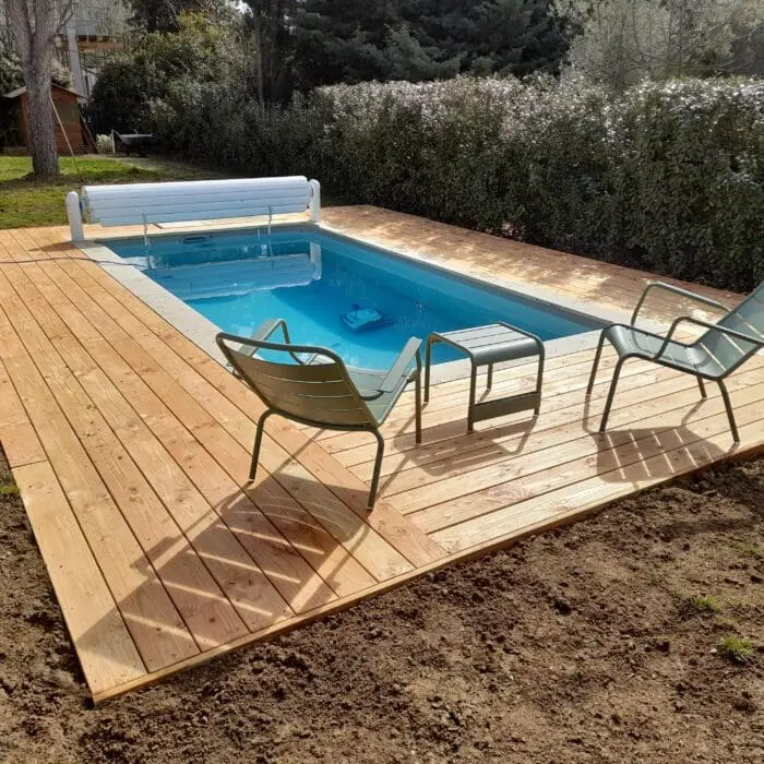 Piscine avec terrasse en bois et couverture dans un jardin à Aix-en-Provence