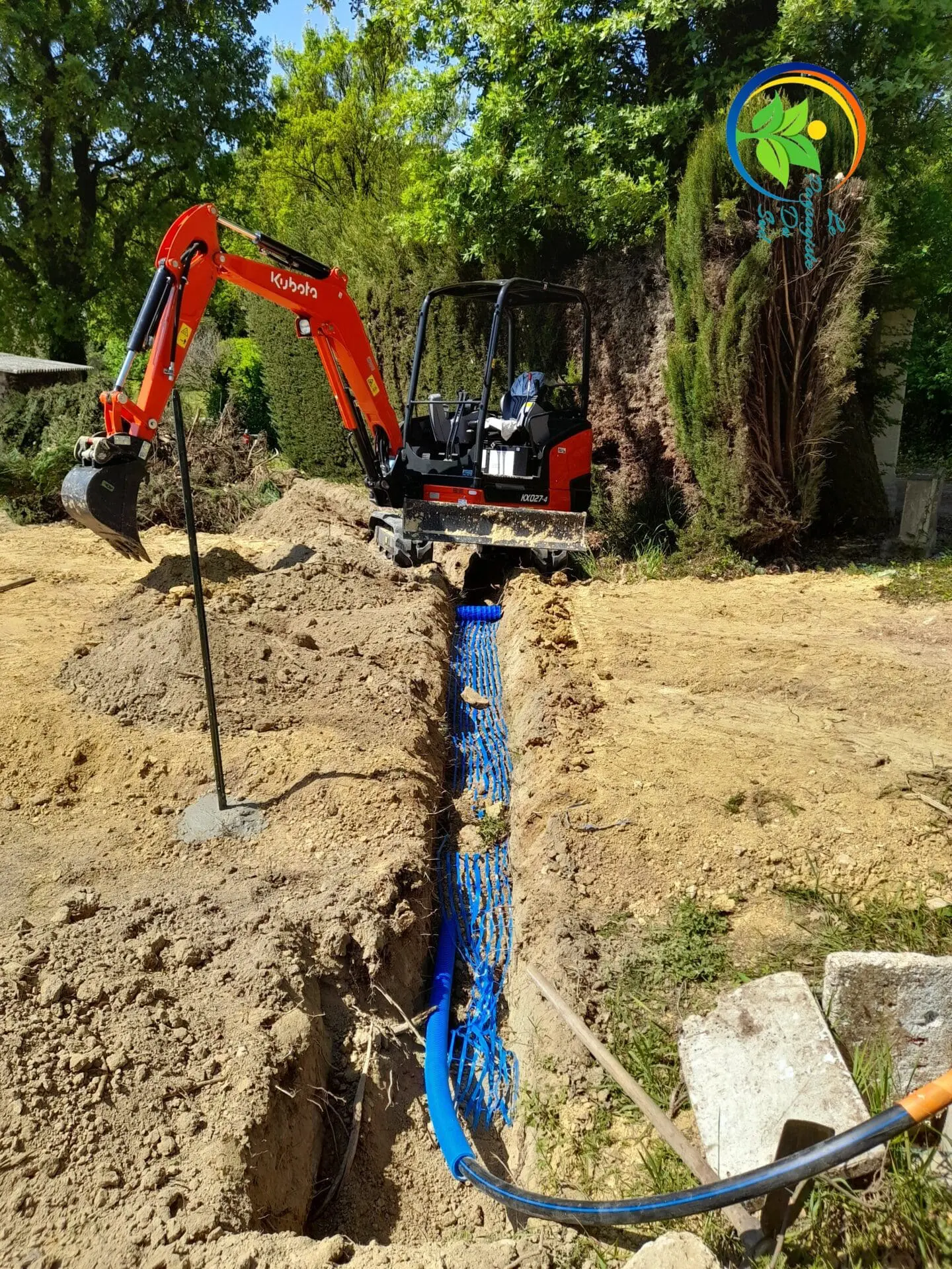 Travaux de tranchée pour installation de canalisations dans un jardin à Aix-en-Provence