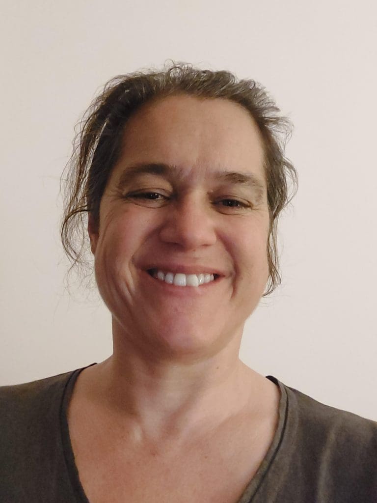 avis paysagiste aix en provence - anne pose de gazon synthetique